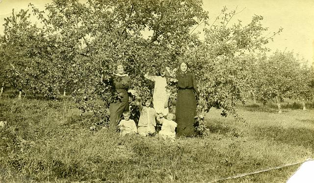 KKE 747.jpg - W sadzie. Od lewej: pierwsza stoi pani Kossarska, z córką Łucją (od lewej pierwsza, na trawie), 1913 r.